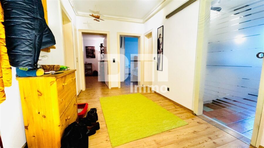 Helle Vierzimmerwohnung (Hochparterre) mit Balkon in Traumlage - Flur / Diele